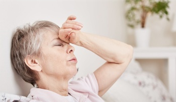 Микроинсульт у пожилых женщин: как заподозрить локальное нарушение кровообращения в мозге и оказать первую помощь
